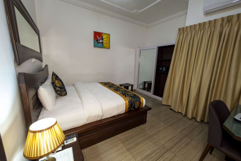 room-img