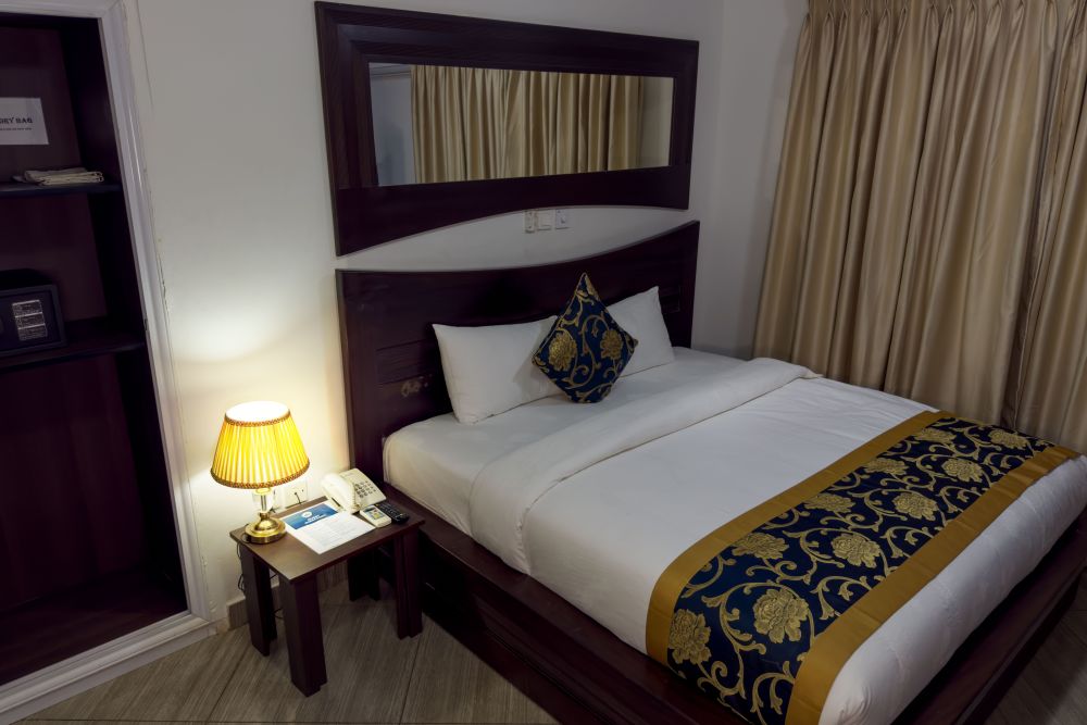 room-img